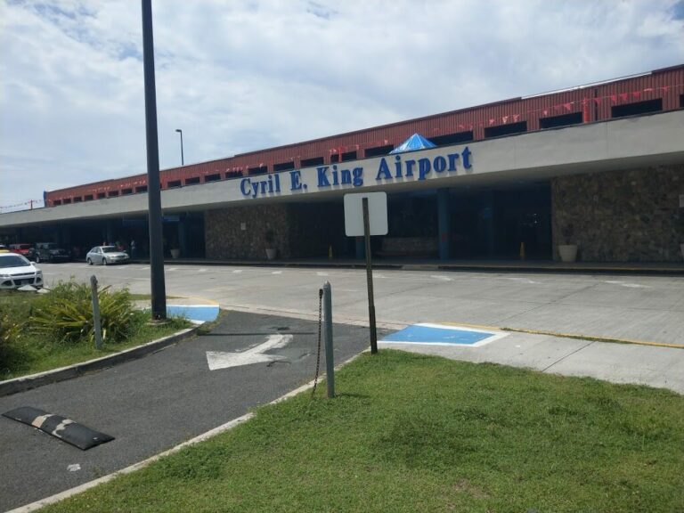 Exterior del aeropuerto Cyril E. King en St. Thomas, Islas Vírgenes Estadounidenses